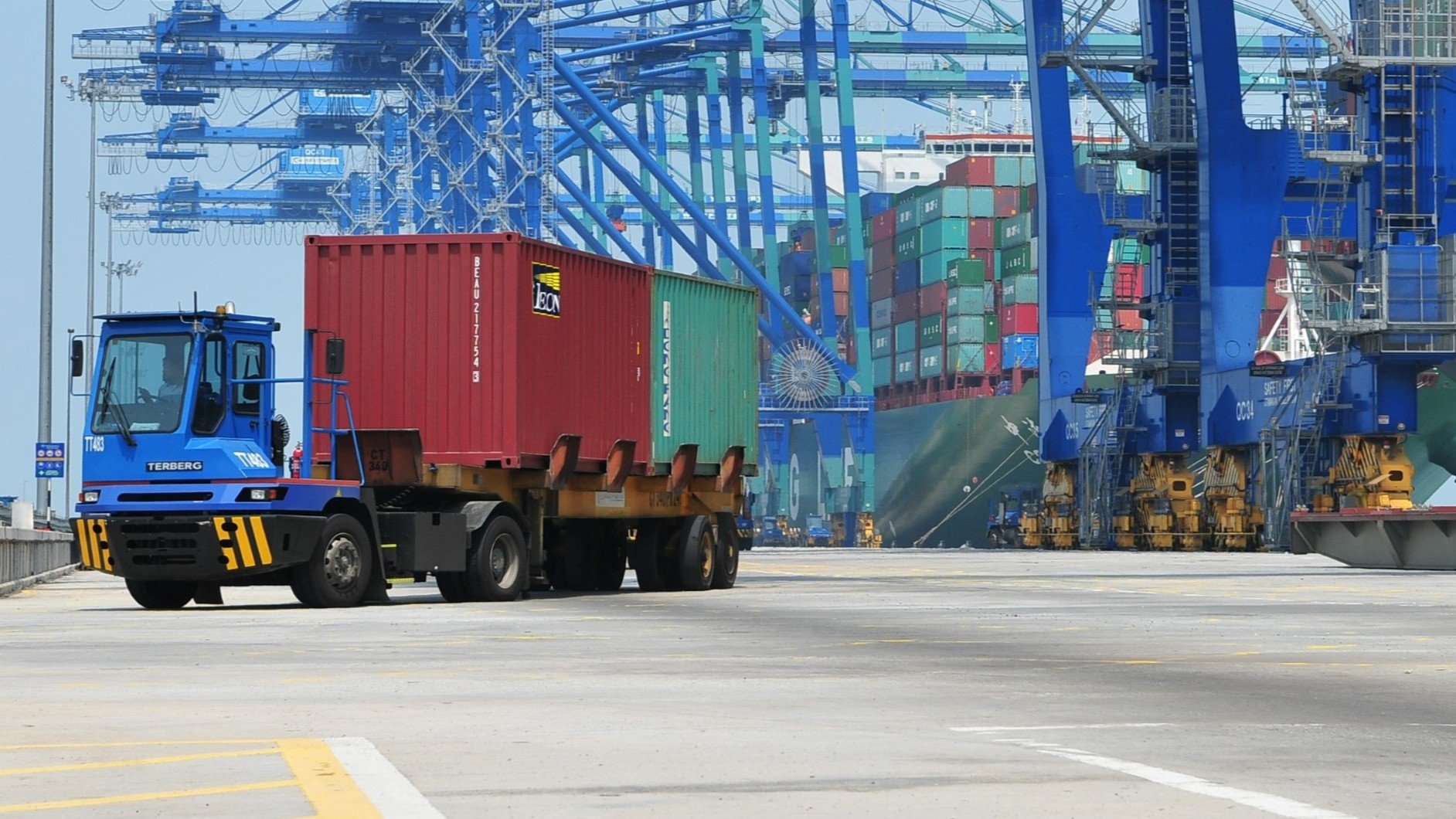 How Terminal Tractors Move Heavy Loads Easily